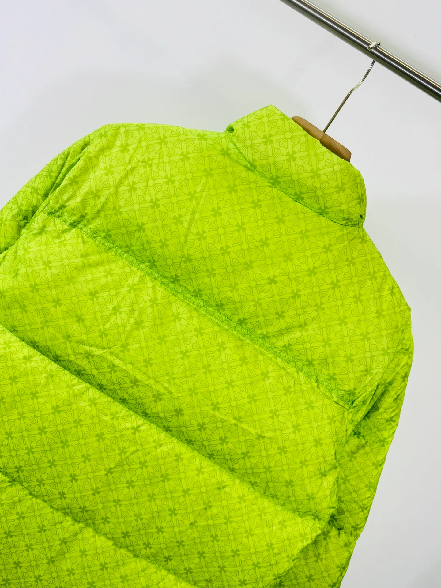 P760 top version 🐮 Real shot without P, ​​different from market products] Chrome Hearts ❄️ Winter environmentally friendly down jacket series ❄️ Chrome Hearts dark pattern series hooded down jacket is available at the counter at the same time ❤ The hood is detachable! The best Guangzhou national standard 90 velvet on the market! ! The world’s highest fluffiness of 900D! ! High standard and sufficient down filling! ! Exterior windproof and waterproof dark pattern custom fabric, interior high-grade dark pattern lining fabric to prevent lint, original hardware molding, exquisite craftsmanship details, casual or formal wear ✨ slim fit and not bloated Recommended color: Customized dark pattern flower series Code number: S, M, L, XL